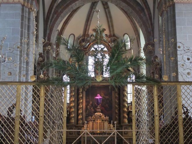 Blick zum Hochaltar im Dom zu Fritzlar an Palmsonntag 2013